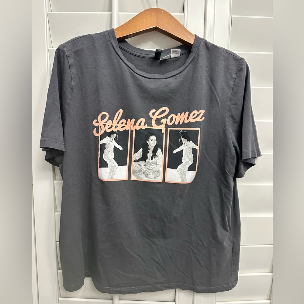 Selena Gomez H&M Divided Graphic Tee Charcoal Gray Pink‎ Retro Script Small